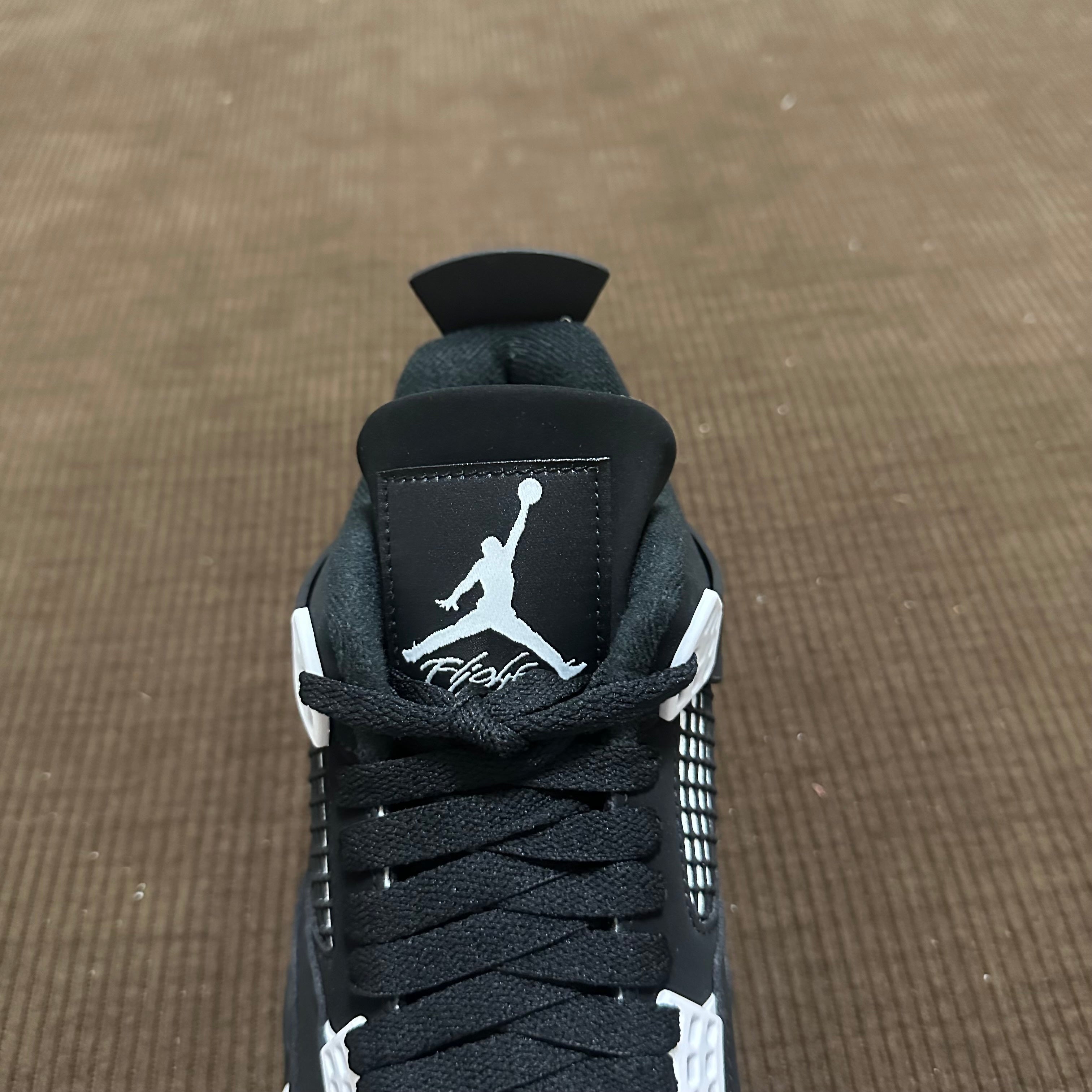 Air Jordan 4 - White Thunder