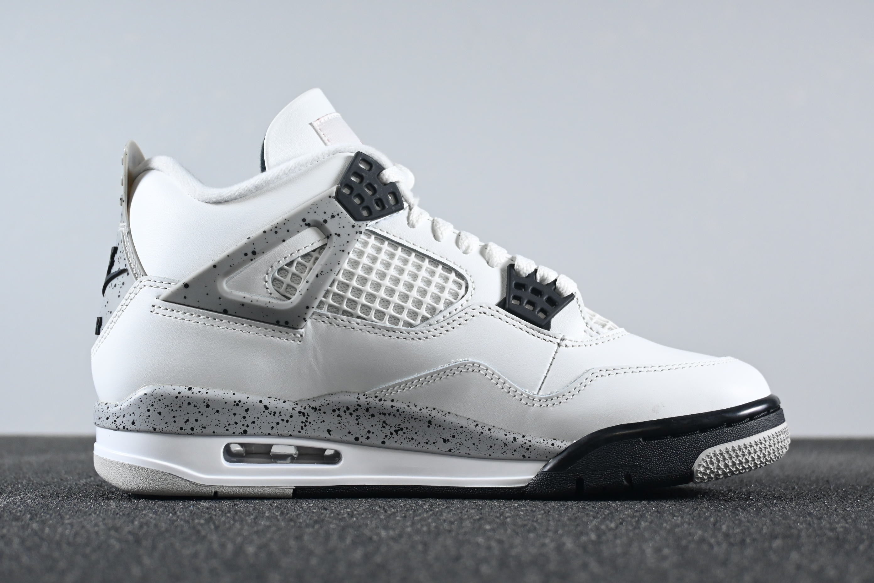 Air Jordan 4 - White Cement