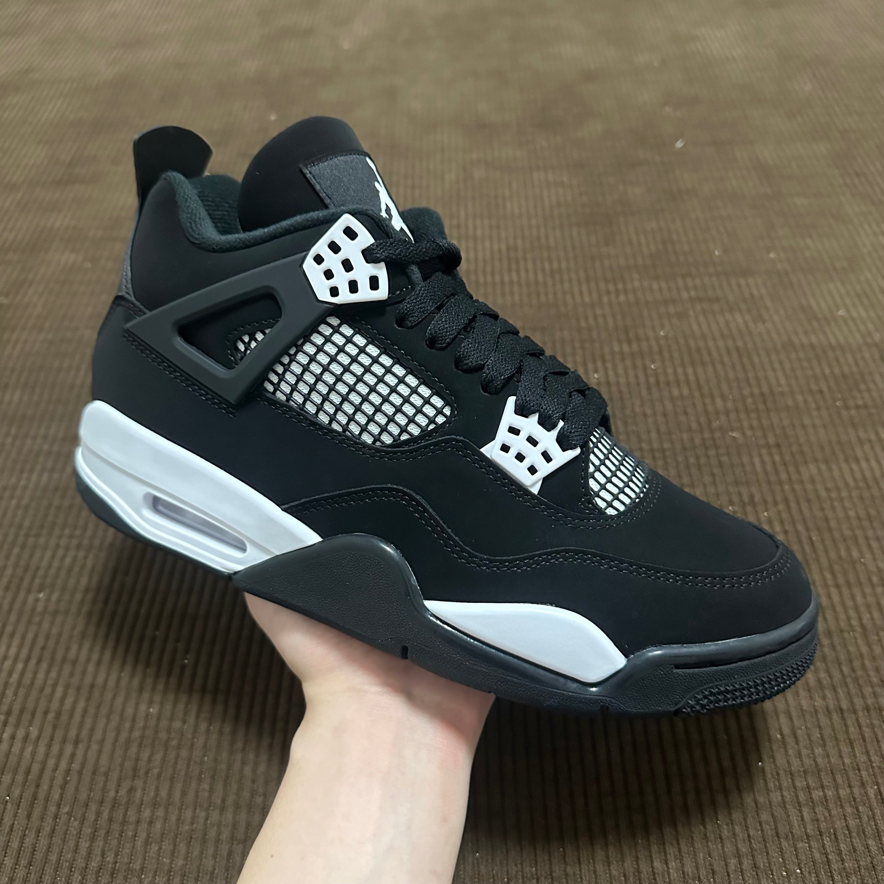 Air Jordan 4 - White Thunder