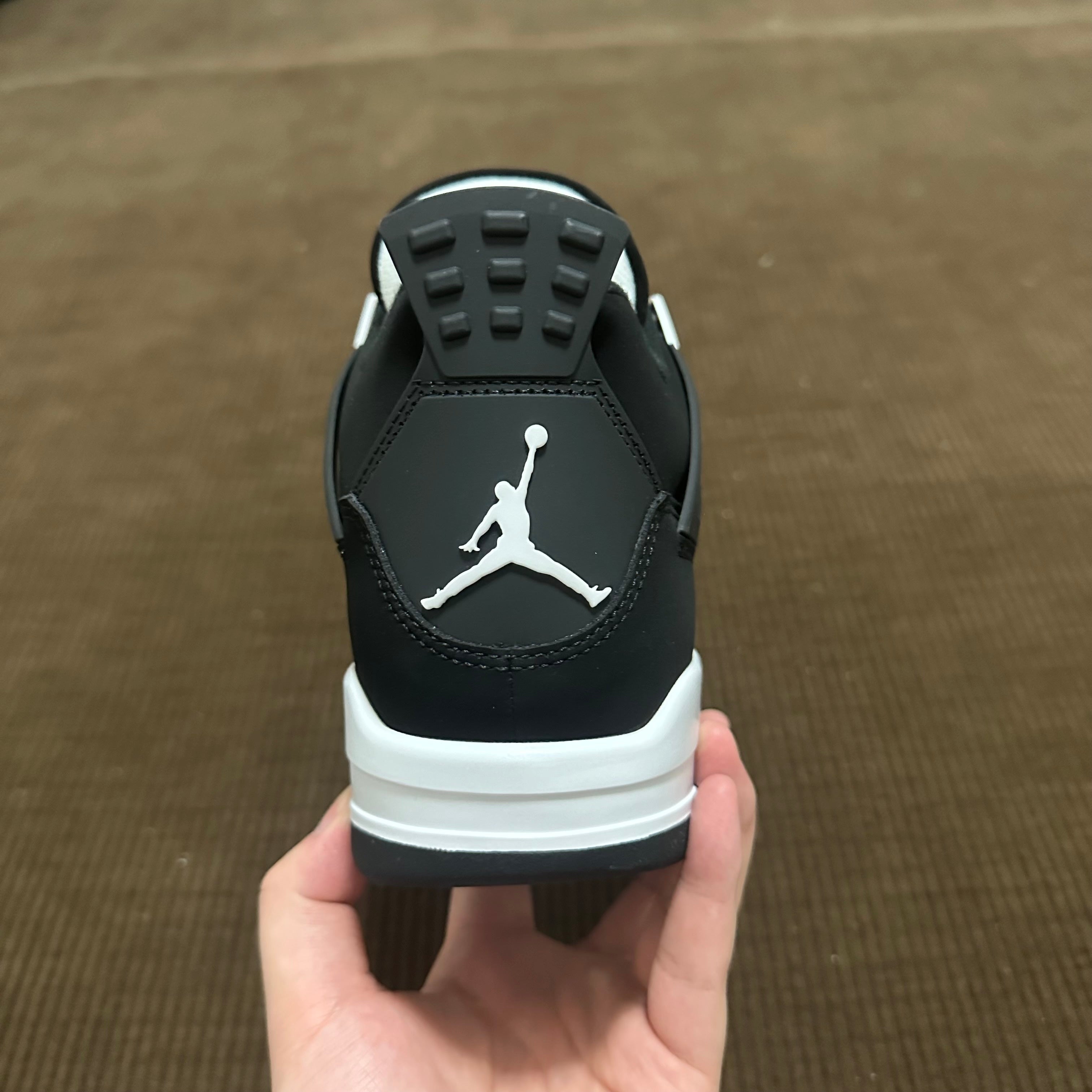 Air Jordan 4 - White Thunder