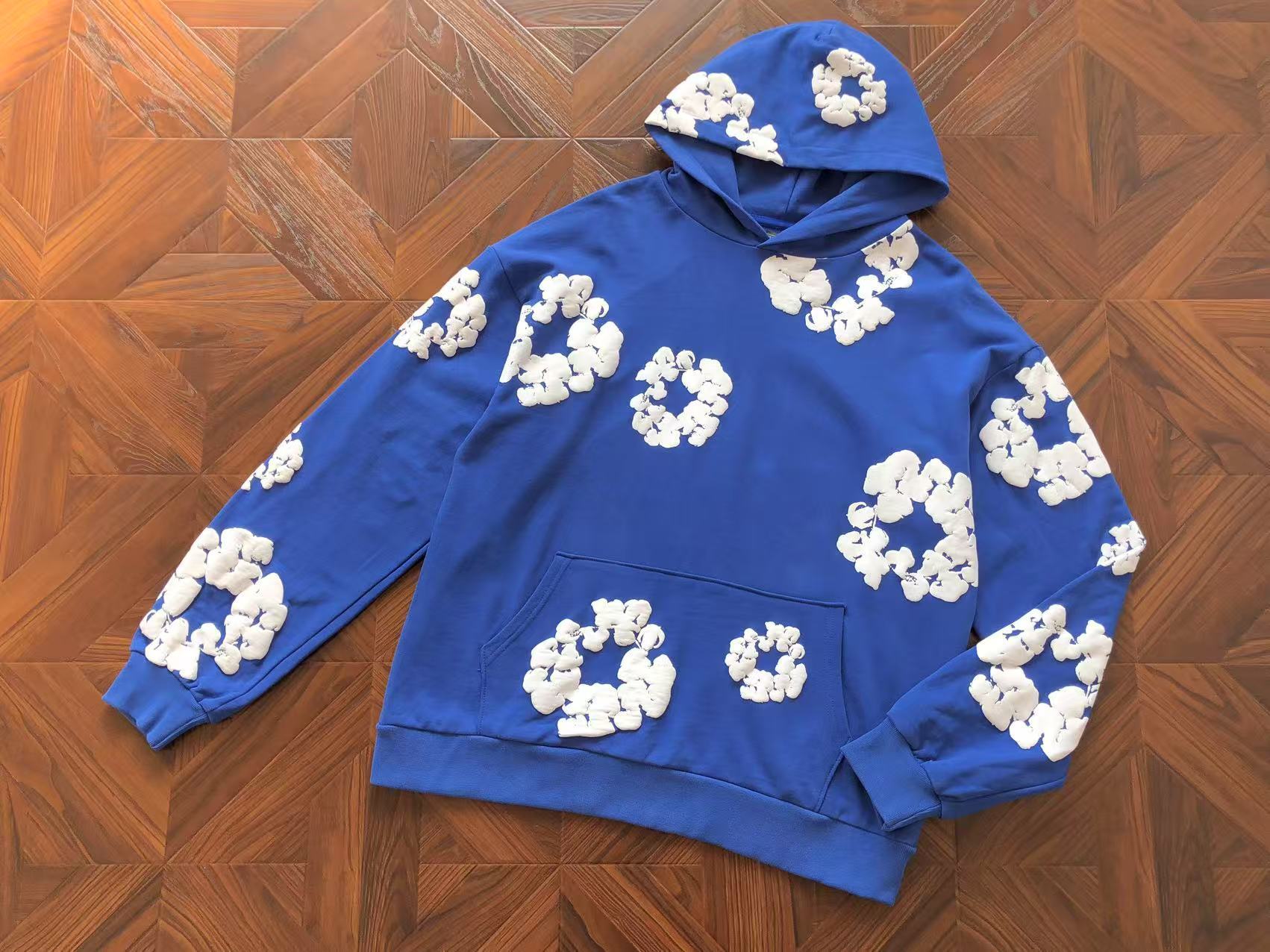 The Cotton Wreath Sweatshirt Blue